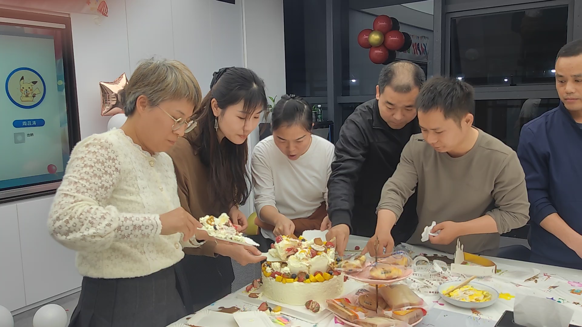 1774672674917493.jpg 切蛋糕.jpg