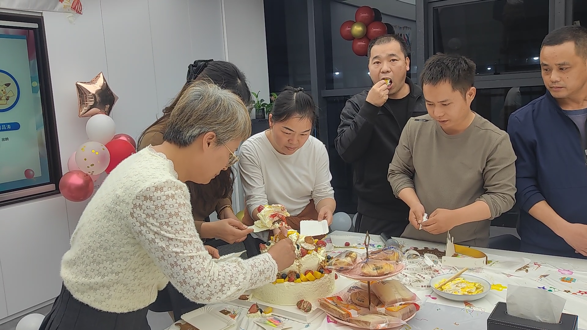 1774672679964729.jpg 切蛋糕1.jpg