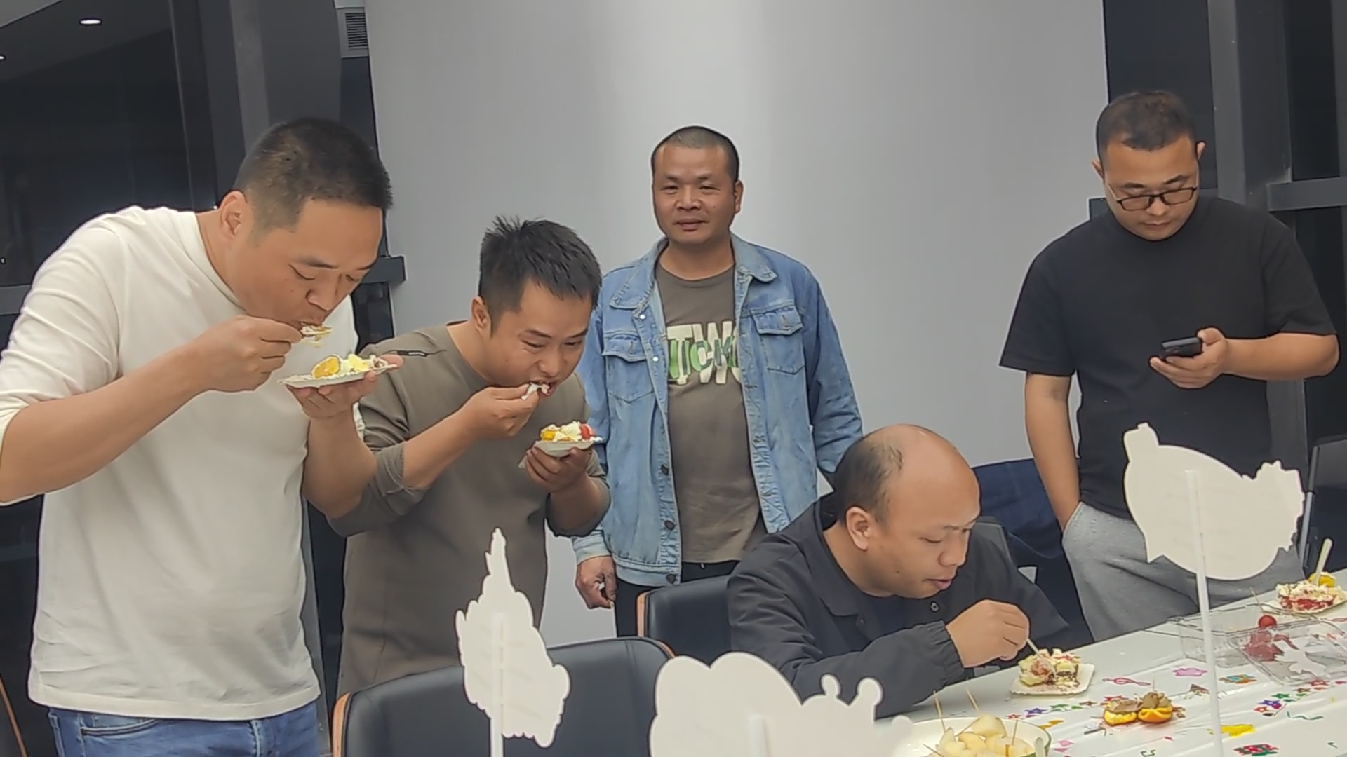 1774672690670212.jpg 切蛋糕2.jpg